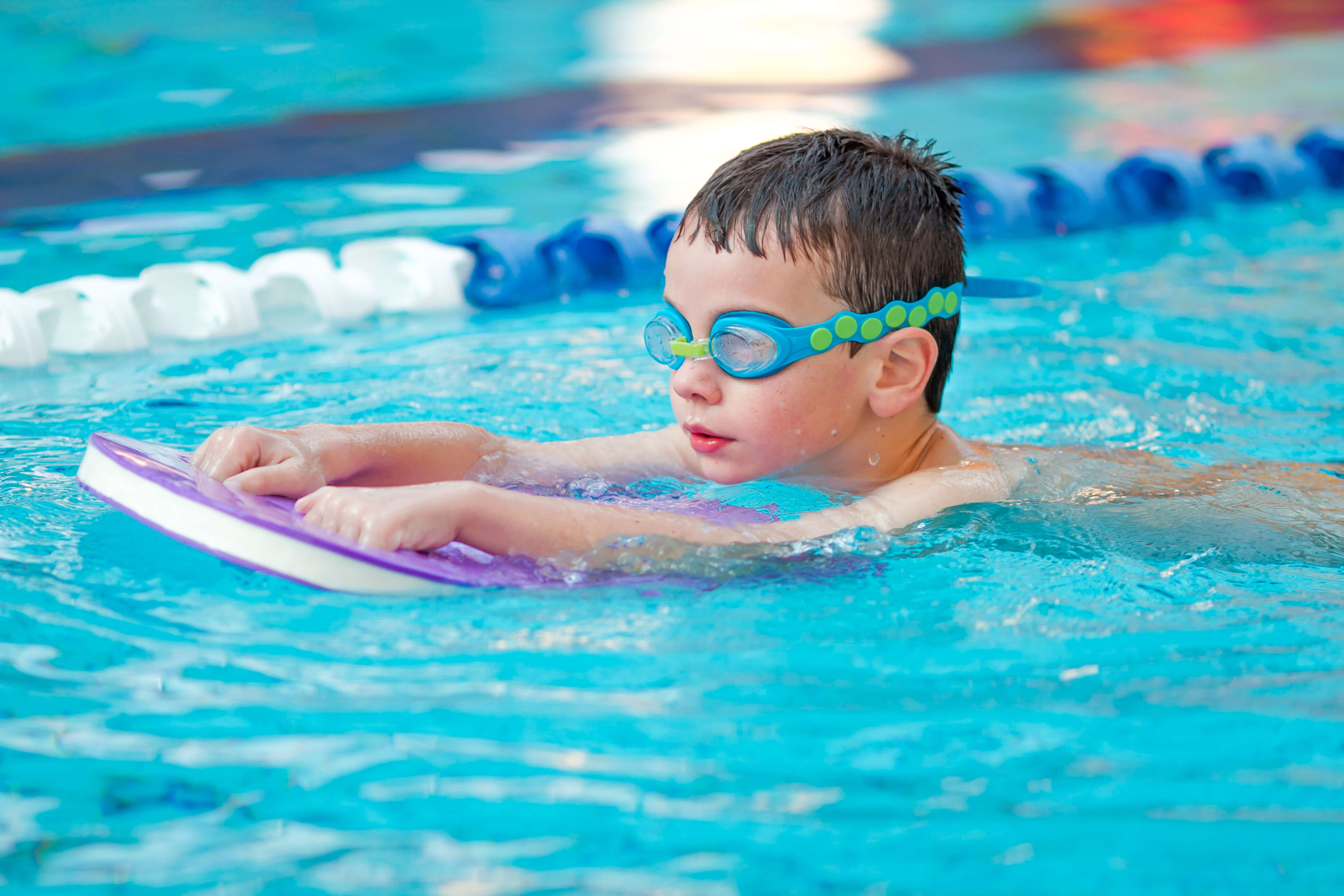 Занятие обучение плаванию. Дети в бассейне. Плавание дети. Плавание в бассейне дети. Мальчик плавает в бассейне.
