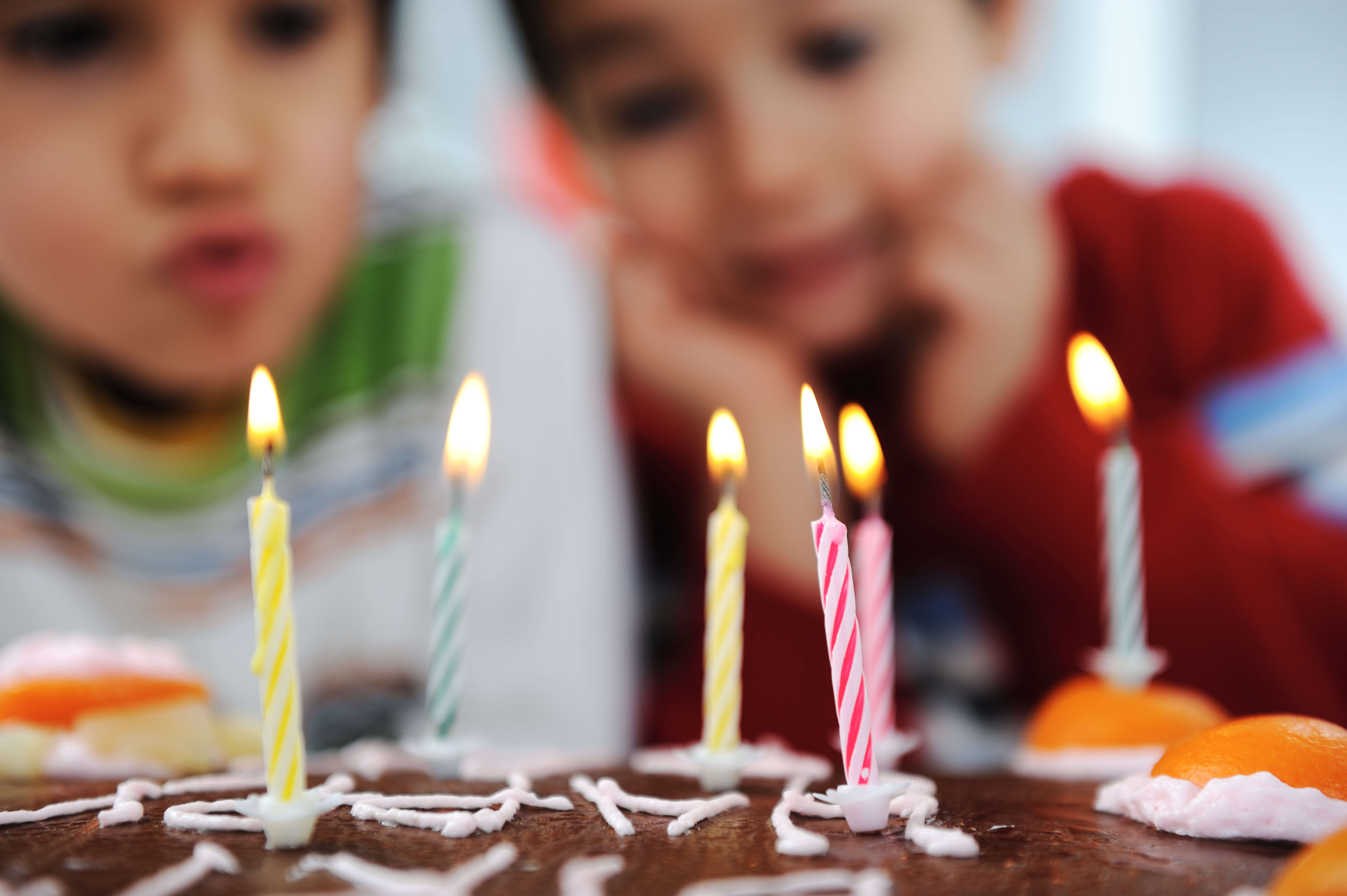 A birthday. Свечи для торта. Ребенок задувает свечи на торте. Тортик со свечками. Свеча в торт "с днем рождения".
